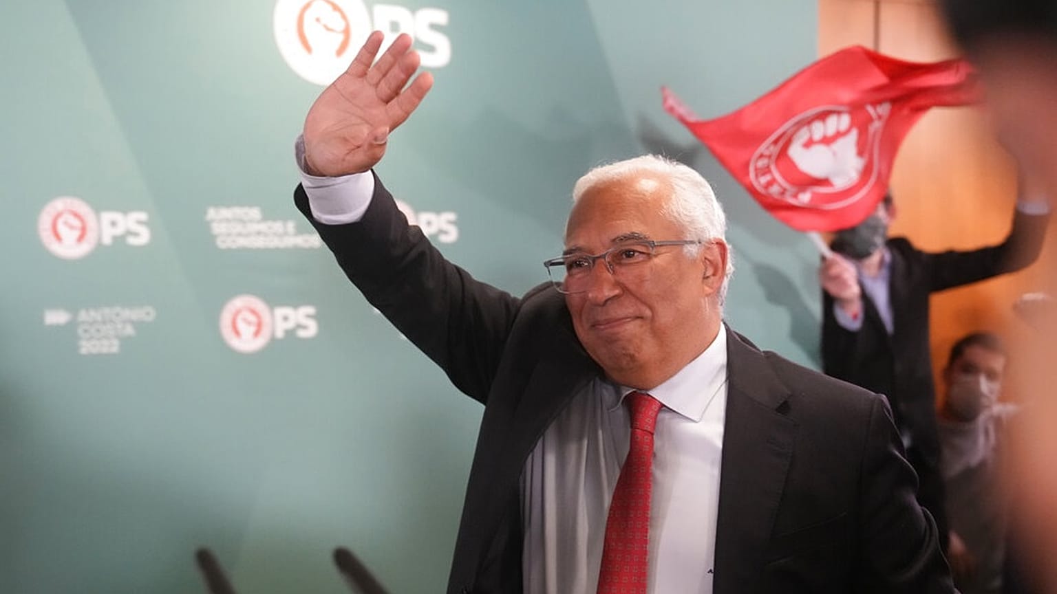 Antonio Costa támogatóinak integet az eredmény ünneplésekor
