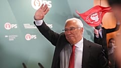 Antonio Costa támogatóinak integet az eredmény ünneplésekor