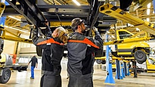 Munkások dolgoznak a Ford kölni autógyárában 2018. október 9-én – képünk illusztráció.