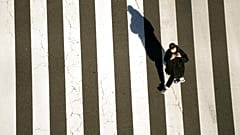 Masken sollen tragen zur Eindämmung der Pandemie bei. Doch viele Menschen sehnen sich ein Ende der Maßnahmen herbei. Ist das der Fall wenn das Virus "endemisch" wird?