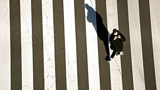 Masken sollen tragen zur Eindämmung der Pandemie bei. Doch viele Menschen sehnen sich ein Ende der Maßnahmen herbei. Ist das der Fall wenn das Virus "endemisch" wird?