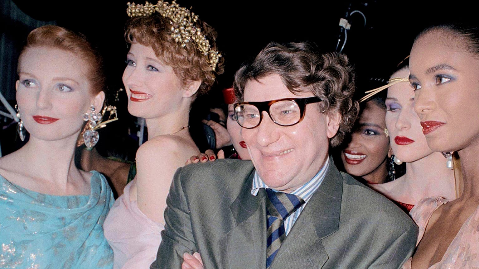 Yves Saint Laurent em 1989 durante um desfile de outono, em Paris