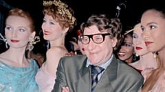Yves Saint Laurent em 1989 durante um desfile de outono, em Paris
