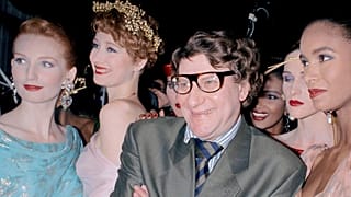 Yves Saint Laurent em 1989 durante um desfile de outono, em Paris