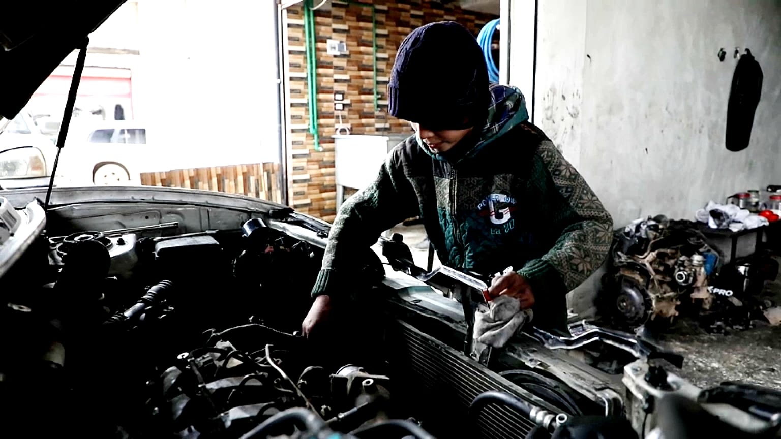 Ibrahim a 13 ans et travaille tous les jours pour aider sa famille