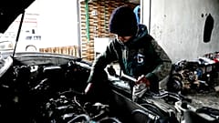 Ibrahim a 13 ans et travaille tous les jours pour aider sa famille