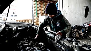 Ibrahim a 13 ans et travaille tous les jours pour aider sa famille