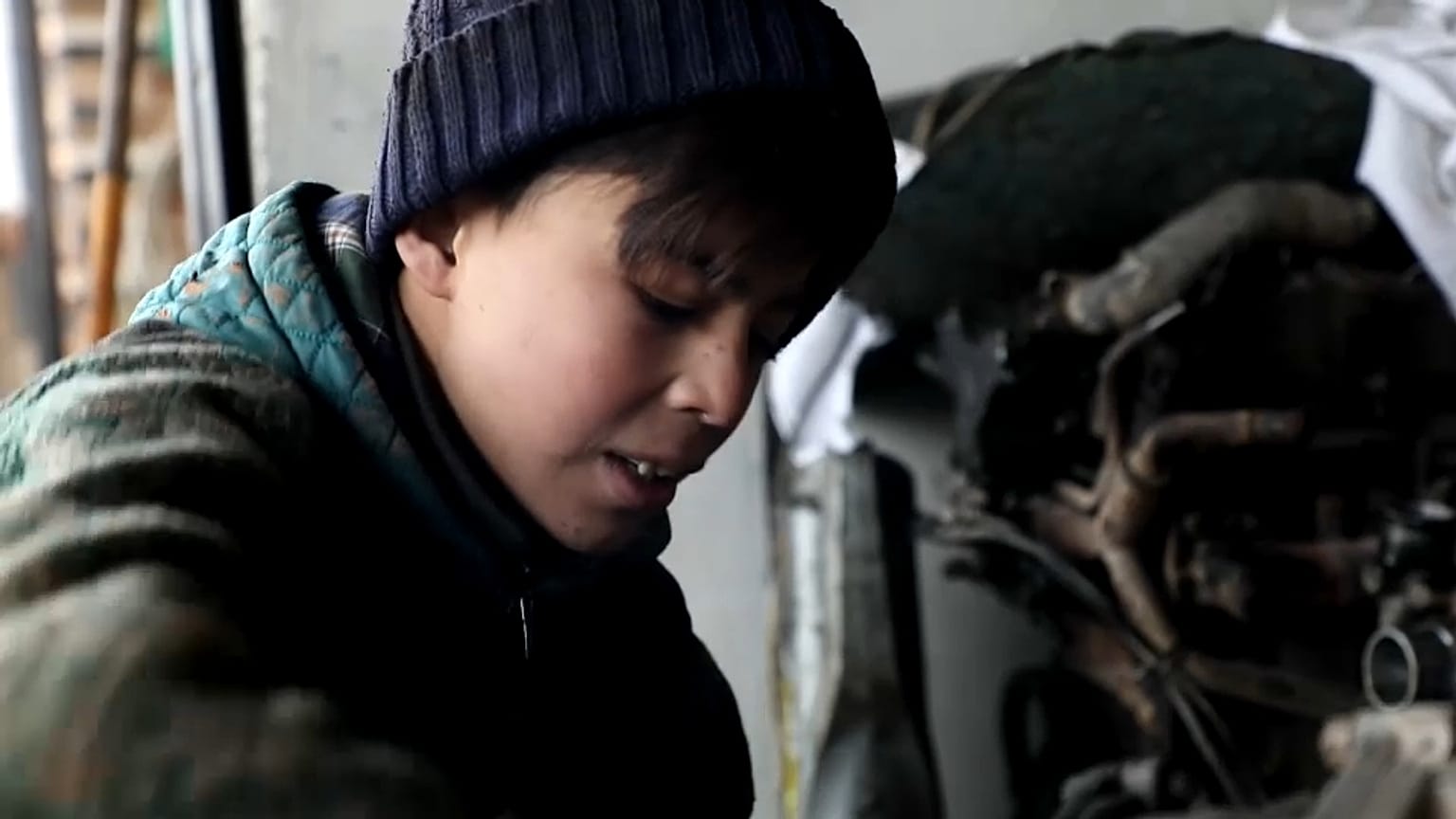 Ibrahim al lavoro nell'officina. 