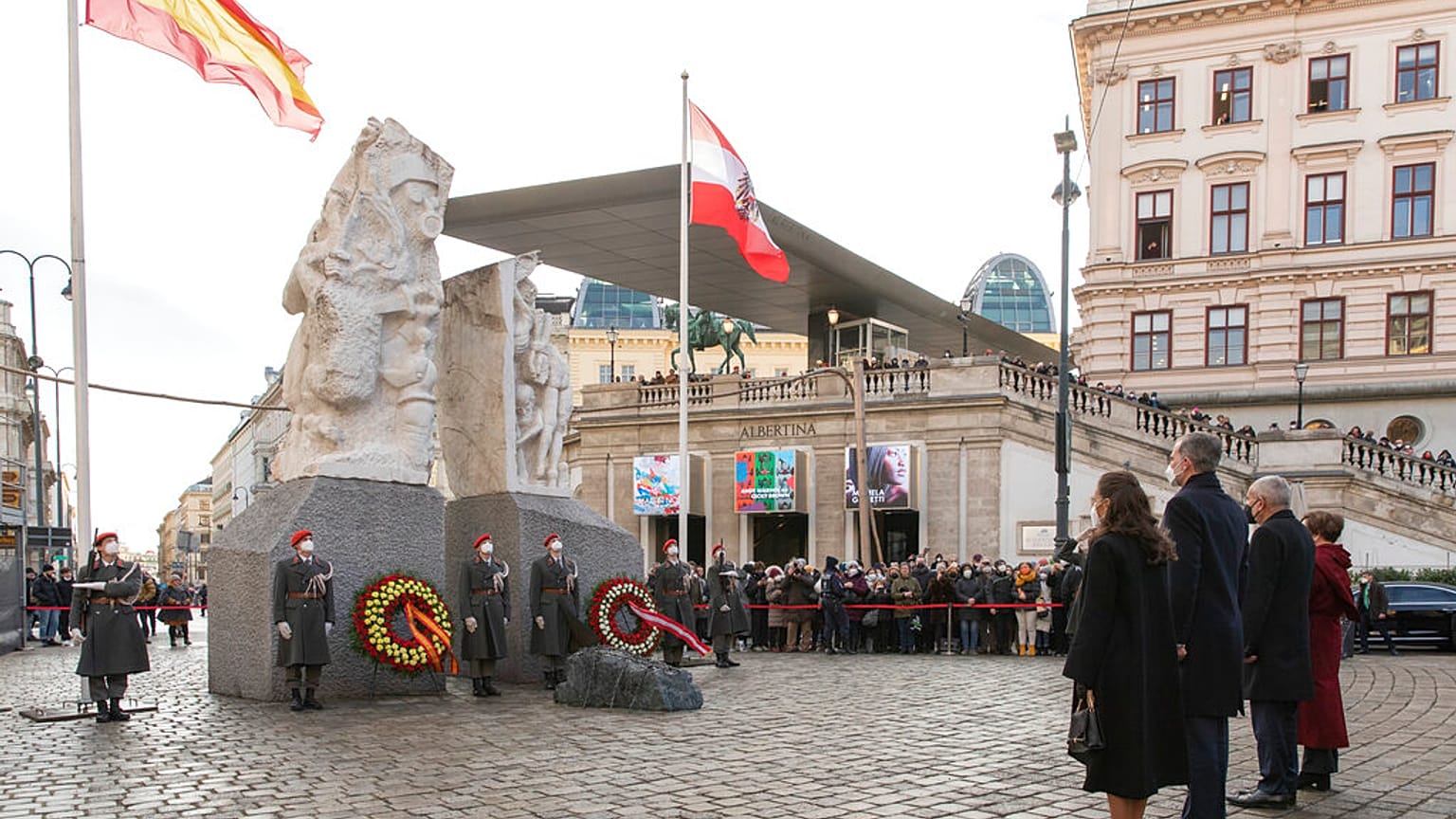 Los reyes de España junto al presidente de Austria y su esposa en el monumento contra la guerra y el fascismo de Viena