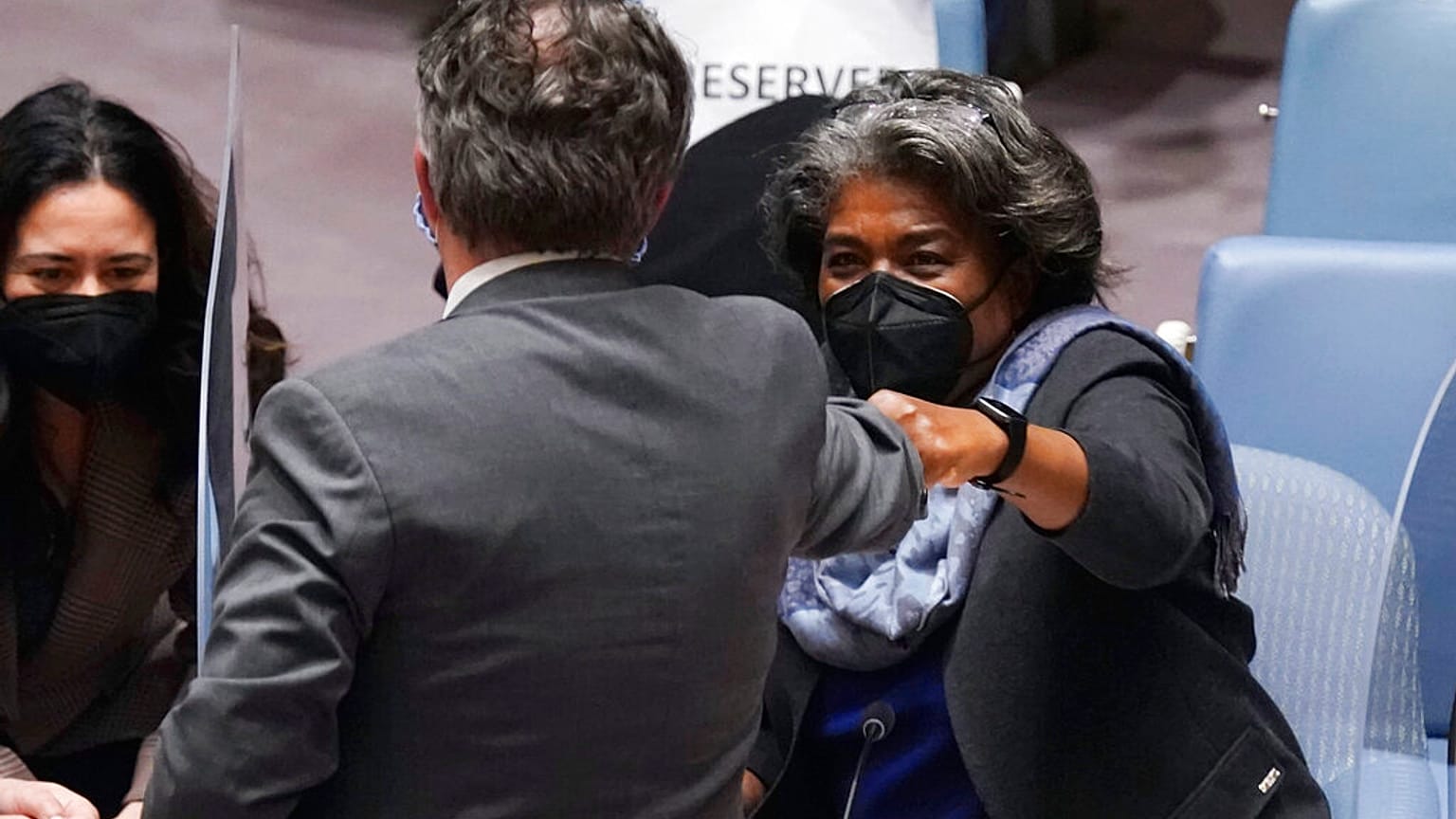 Embaixador ucraniano junto da ONU, Sergiy Kyslytsya (ao centro), cumprimenta homóloga dos EUA, Linda Thomas-Greenfield