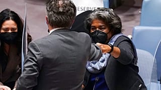 Embaixador ucraniano junto da ONU, Sergiy Kyslytsya (ao centro), cumprimenta homóloga dos EUA, Linda Thomas-Greenfield