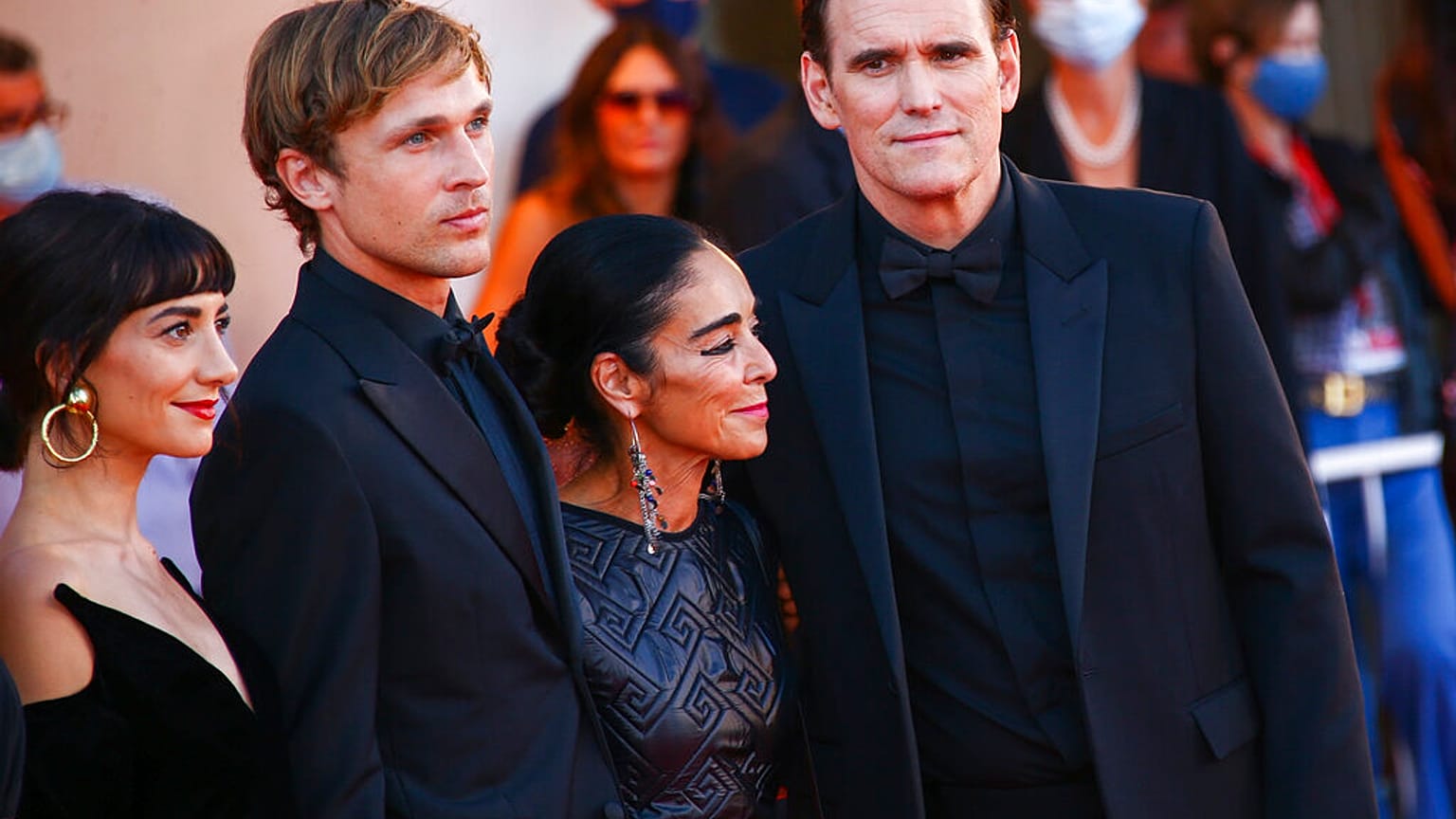 La réalisatrice Shirin Neshat (au centre) lors de la 78e édition de la Mostra de Venise, Italie, jeudi 2 septembre 2021.