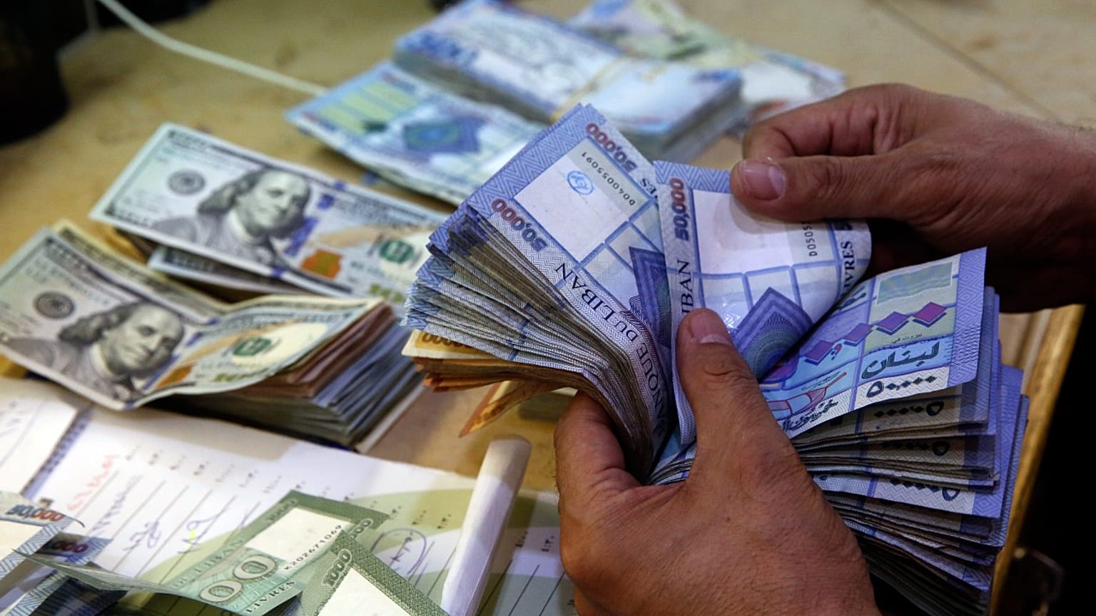 من بين 104 مليارات دولار من الودائع بالعملة الصعبة، تتوقع الخطة إعادة 25 مليار دولار فقط للمودعين بالدولار الأمريكي، مع تحويل معظم ما تبقى إلى الجنيه الإسترليني بعدة أسعار صرف
