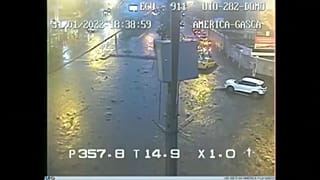 Água e lama invadem as ruas de La Gasca, em Quito