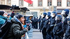 Impfpflicht und Restriktionen zur Eindämmung des Coronavirus treiben auch in Österreich zahlreiche Menschen auf die Straße.