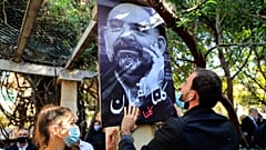 صورة للناشط والكاتب اللبناني لقمان سليم مكتوب عليها بالعربية "كلنا لقمان" خلال حفل تأبين في الضاحية الجنوبية لبيروت.