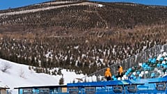 As encostas junto à pista de snowboard de Pequim2022 revelam a falta de neve natural