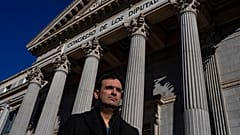 Miguel Hurtado, víctima de abusos que ha hecho campaña contra la impunidad, ante el Congreso de la Diputados, Madrid, España