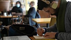 Hombre trabajando en una cafetería en Beirut. AFP
