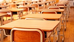 صورة لمقاعد الدراسة وهي فارغة