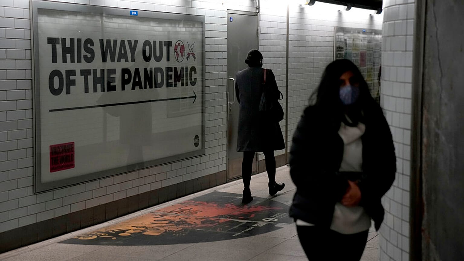 NHS Poster in einer Londoner U-Bahn: Ab Donnerstag entfällt in ganz Großbritannien die Maskenpflicht.