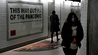NHS Poster in einer Londoner U-Bahn: Ab Donnerstag entfällt in ganz Großbritannien die Maskenpflicht.