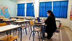 Καθηγήτρια κατά τη διάρκεια τηλεκπαίδευσης σε γυμνάσιο της Αθήνας