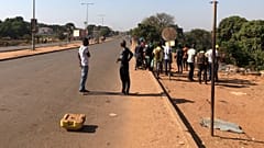Algumas pessoas assistem de longe ao ataque ao Palácio do Governo em Bissau