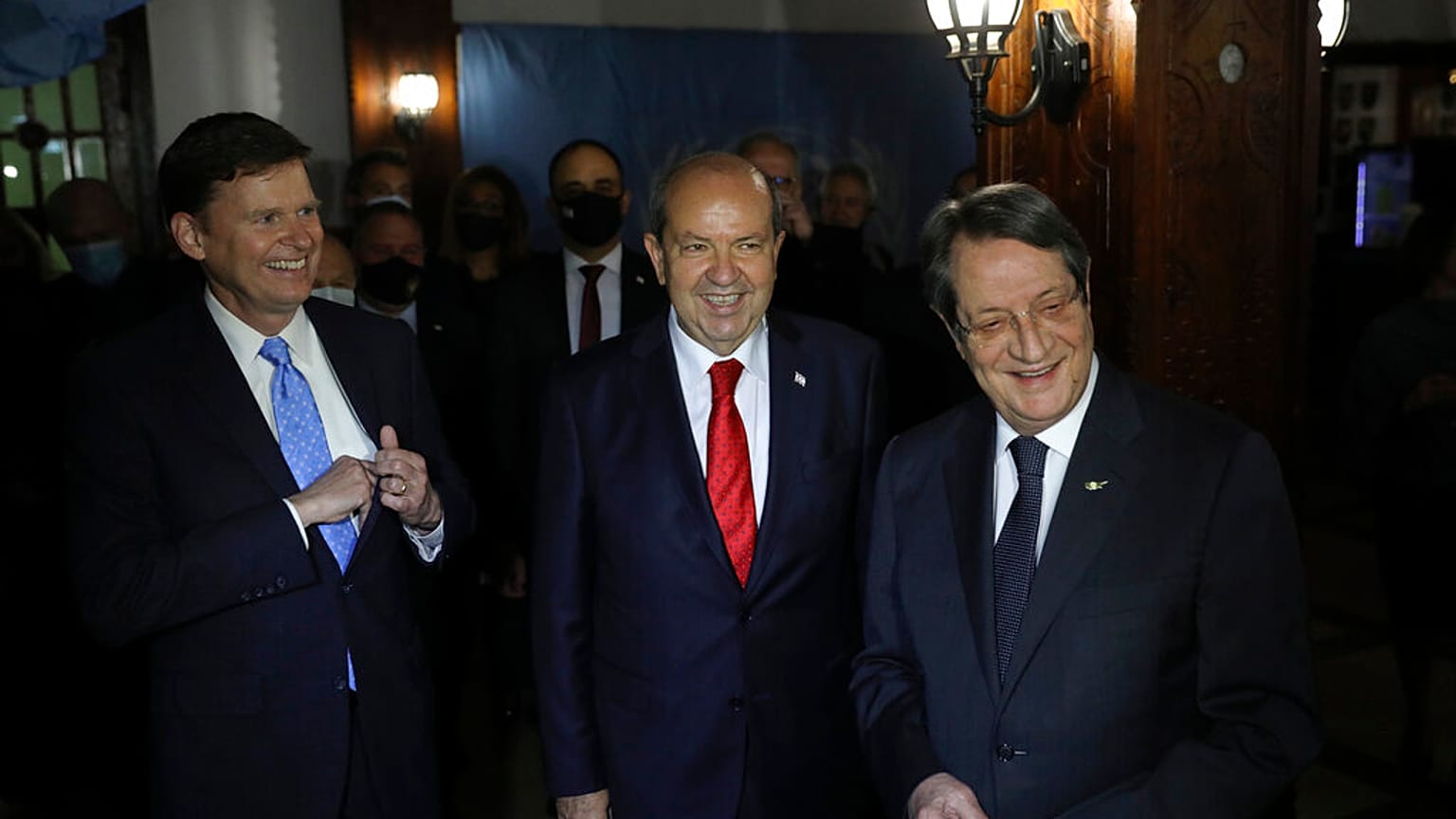Κόλιν Στιούαρτ (αριστερά), Ερσίν Τατάρ και Νίκος Αναστασιάδης
