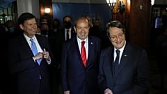 Κόλιν Στιούαρτ (αριστερά), Ερσίν Τατάρ και Νίκος Αναστασιάδης