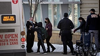 Menores son escoltados fuera del Centro de Educación del Sur, una escuela alternativa en Richfield, Minesota, Estados Unidos, el 1 de febrero de 2022. 