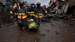 Rescatistas desentierran los cuerpos atrapados tras el alúd de tierra que afectó La Gasca de Quito y otros varios de la capital de Ecuador, el 1 de febrero de 2022. 