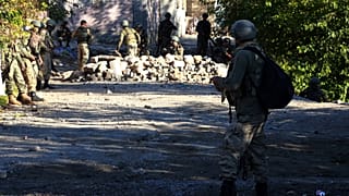 صورة أرشيفية دورية لجنود أتراك بالقرب من حاجز أقامه متمردي حزب العمال الكردستاني في سيلفان، على بعد 80 كيلومترا شرق ديار بكر. 13 نوفمبر 2015