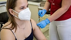 2022. február 1. Somogyi Nóra asszisztens beolt egy nőt a Pfizer-BioNTech koronavírus elleni oltóanyag, a Comirnaty-vakcina harmadik, emlékeztető adagjával olt be