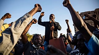 Burkina Faso'nun başkanti Ougadougou'da Yarbay Damiba'nın kontrolü ele geçirdiğini duyuran bir aktivist