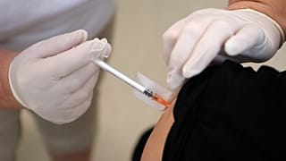 Beoltanak egy férfit a Pfizer Comirnaty-vakcina harmadik, emlékeztető adagjával Miskolcon 