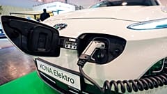 Autos in Europa: Verbrenner im Rückwärtsgang, Hybride überholen Diesel 
