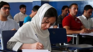 پیش از به قدرت رسیدن طالبان در افغانستان، زنان و مردان افغان با هم تحصیل می‌کردند