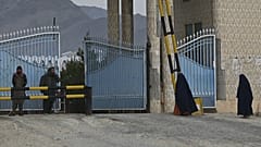 Afganistan'daki Nangahar Ünivesritesi'ne giden kız öğrenciler