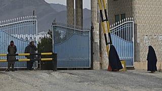Afganistan'daki Nangahar Ünivesritesi'ne giden kız öğrenciler