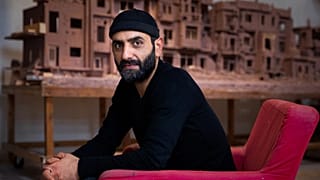 Le sculpteur syrien Khaled Dawwa travaille sur son œuvre "Voici mon cœur !"en argile, représentant une rue en Syrie détruite par les forces du régime syrien