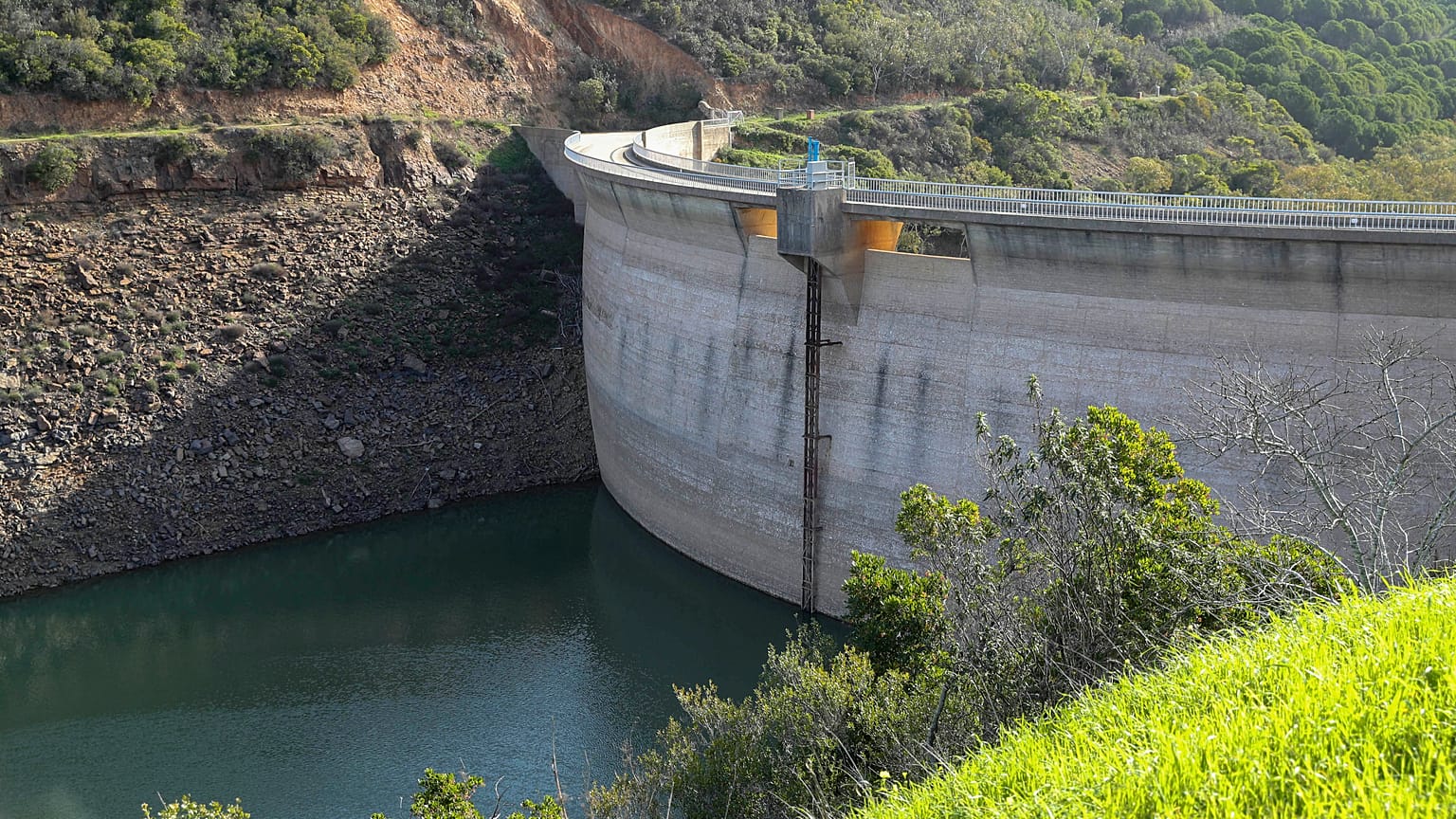 Barragem de Odeáxere (Bravura) encontra-se em níveis mínimos de água devido à falta de chuva