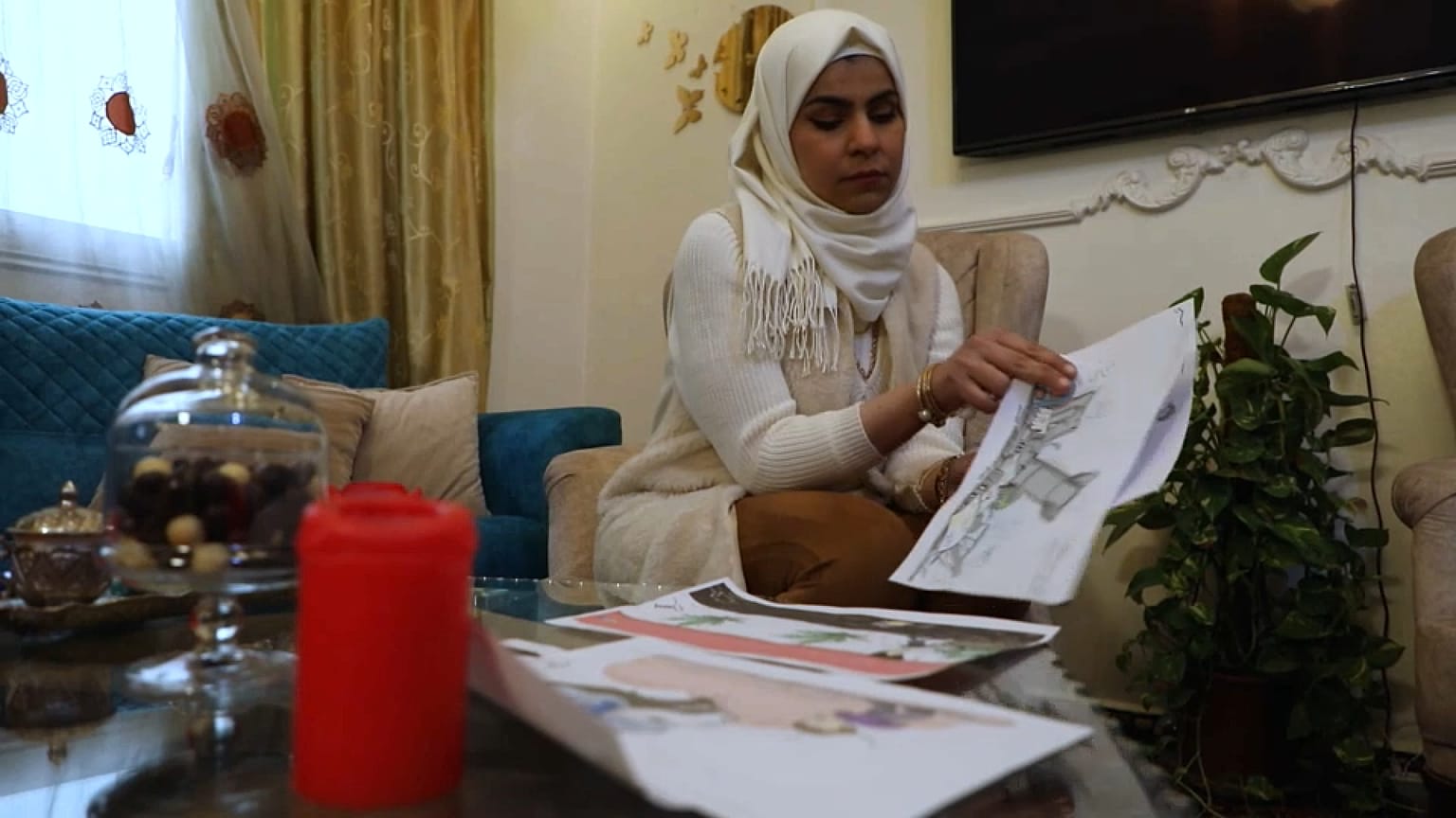 Amani Al-Ali trabajando en su casa de Idlib, Siria 