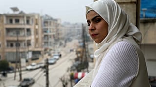 Karikaturistin Amina Al-Ali auf ihrem Balkon in Idlib