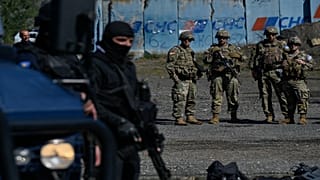 دورية لجنود الناتو بجوار وحدة شرطة كوسوفو الخاصة بالقرب من الحدود بين كوسوفو وصربيا في يارينجي في 2 أكتوبر 2021