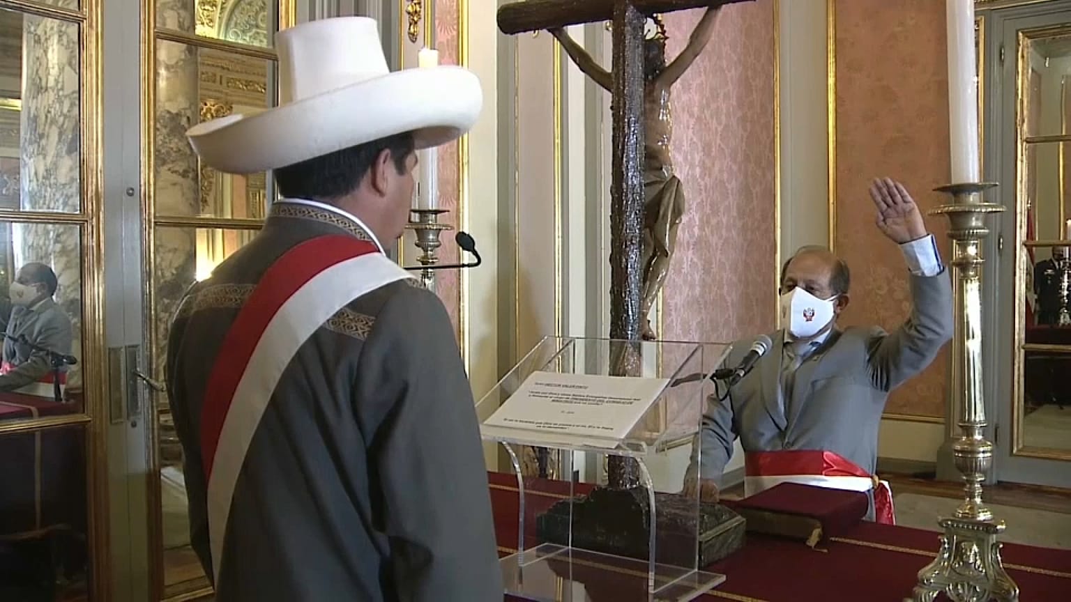 El presidente peruano, Pedro Castillo, toma juramento al nuevo primer ministro, Héctor Valer