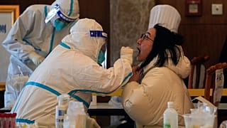 Eine Journalistin wird an diesem Mittwoch in Peking getestet