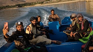 Başkent Kabil'in dışındaki Qarga'da bir gölde silahlarıyla eğlenen Taliban militanları