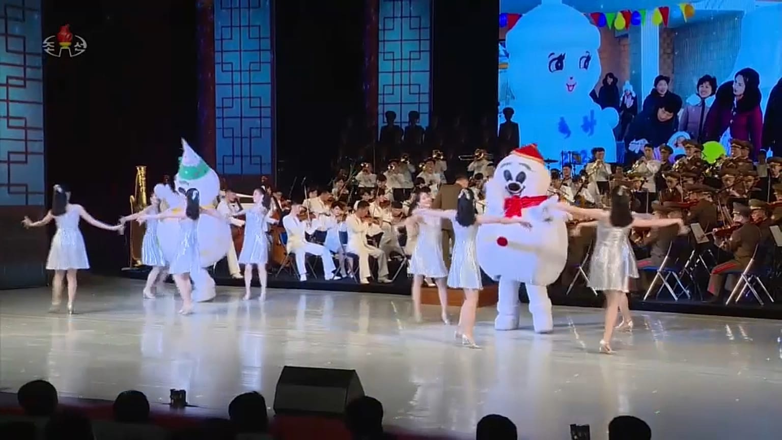 الزعيم الكوري الشمالي كيم جونغ أون يشاهد عرضا موسيقيا بمناسبة السنة القمرية الجديدة