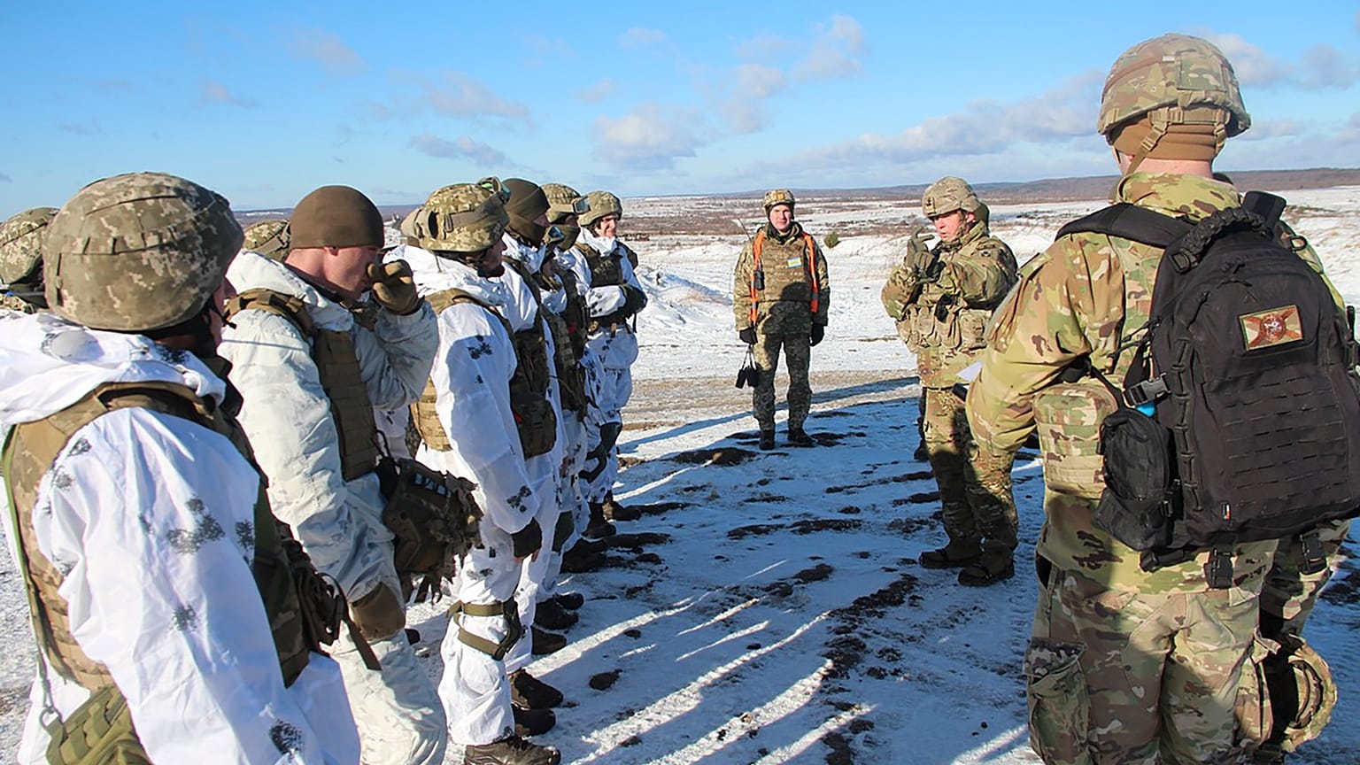 Американские инструкторы проводят тренировку украинских солдат.